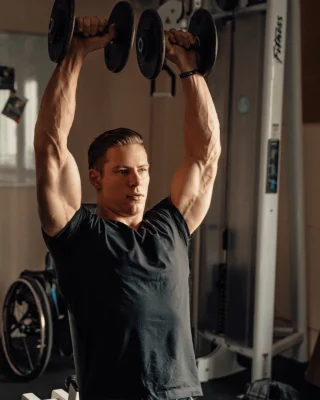 Efektywne ćwiczenia na barki z hantlami, trener personalny warszawa, trener personalny mokotów, personal trainer, trenerka personalna warszawa, trener osobisty, trener personalny ursynów