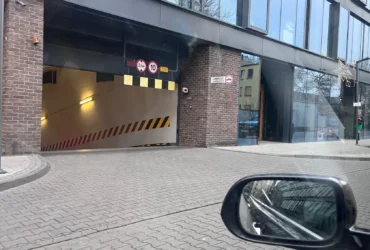 Wjazd na Parking przy studiu Body Movement – Mokotów Sielce, wygodny dojazd z Sadyby