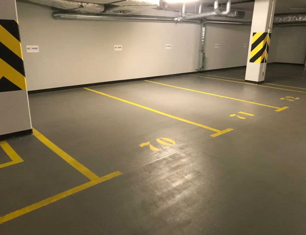 Miejsca postojowe w parkingu wewnętrznym przy Body Movement Mokotów
