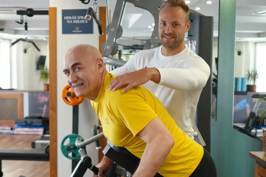 Personal trainer in Warsaw working 1-on-1 with client