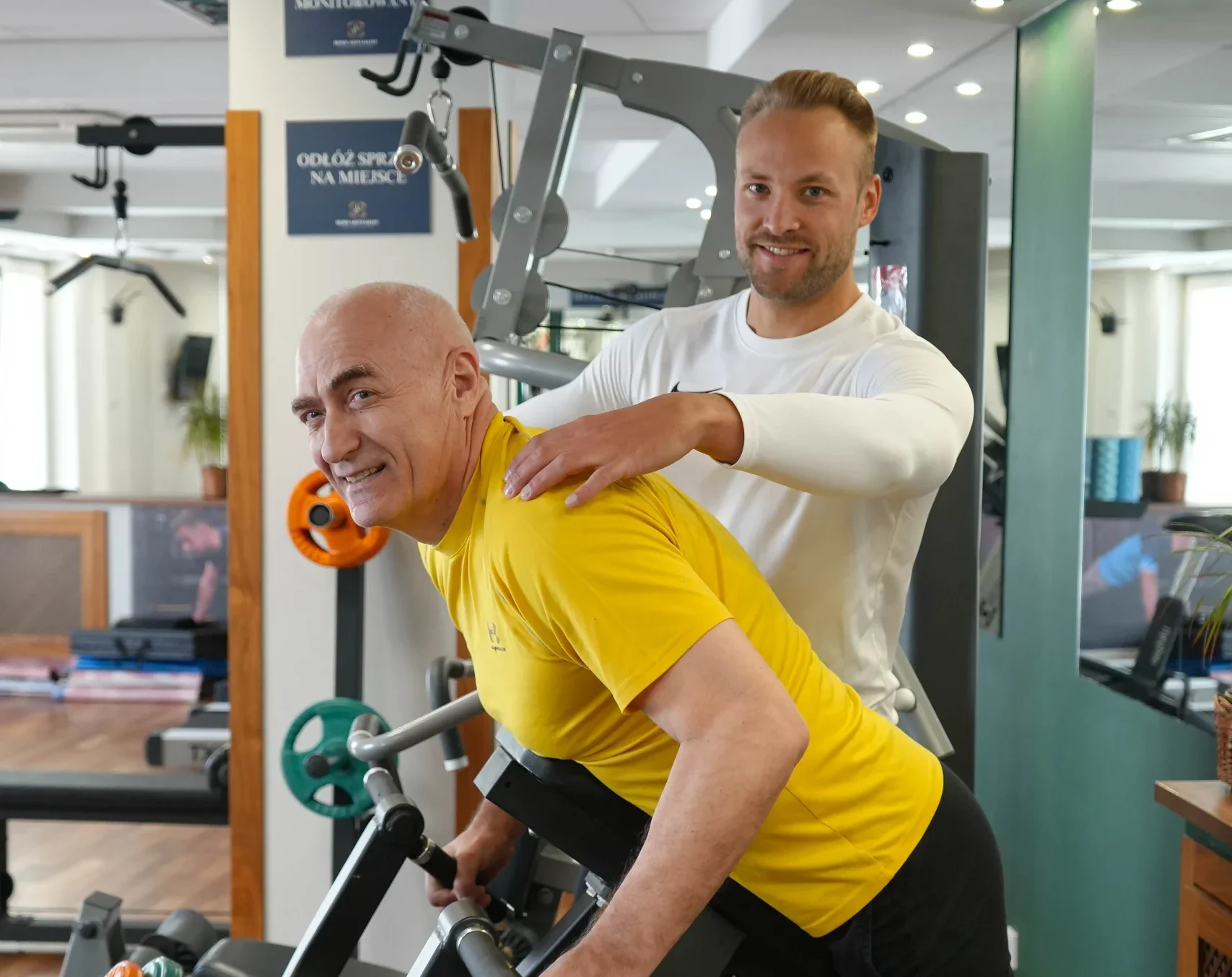 Personal trainer in Warsaw working 1-on-1 with client