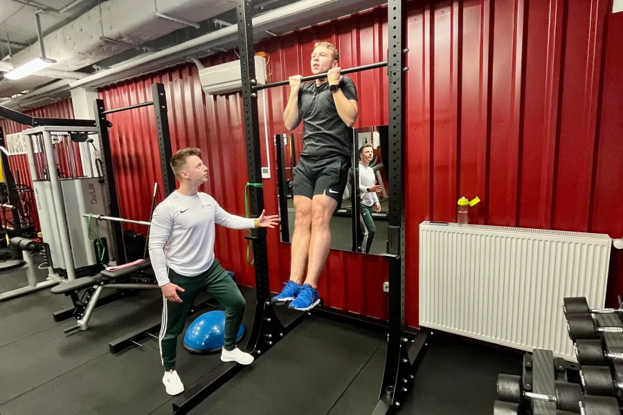 Trening personalny dla mężczyzny po 30-tce z trenerem w studio Body Movement w Warszawie