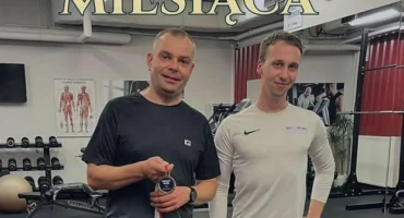 Podopieczny miesiąca Piotr podczas treningu personalnego w studiu Body Movement na warszawskim Mokotowie Piotr wykonuje ćwiczenia siłowe w kameralnym studiu treningowym Body Movement w Warszawie Analiza składu ciała podopiecznego miesiąca Piotra w studiu treningu personalnego Body Movement Trening siłowy całego ciała dla zapracowanego mieszkańca Warszawy w studiu Body Movement Podopieczny miesiąca Piotr po dwóch miesiącach regularnych treningów w Body Movement Kameralne studio treningu personalnego Body Movement w Warszawie Mokotów i Ursynów – przestrzeń do indywidualnych treningów