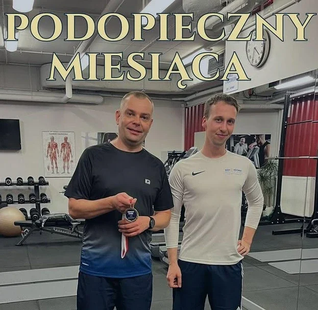 Podopieczny miesiąca Piotr podczas treningu personalnego w studiu Body Movement na warszawskim Mokotowie Piotr wykonuje ćwiczenia siłowe w kameralnym studiu treningowym Body Movement w Warszawie Analiza składu ciała podopiecznego miesiąca Piotra w studiu treningu personalnego Body Movement Trening siłowy całego ciała dla zapracowanego mieszkańca Warszawy w studiu Body Movement Podopieczny miesiąca Piotr po dwóch miesiącach regularnych treningów w Body Movement Kameralne studio treningu personalnego Body Movement w Warszawie Mokotów i Ursynów – przestrzeń do indywidualnych treningów