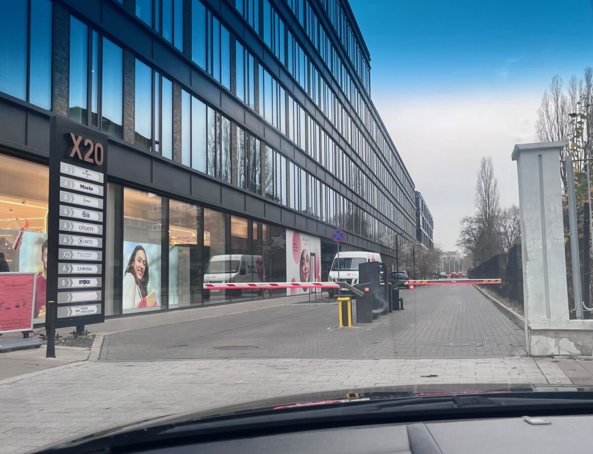 Wjazd ze szlabanem na teren kompleksu przy Czerskiej 12
