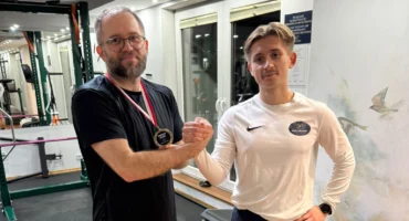 trener personalny Sukces podopiecznego – siła i masa mięśniowa | Body Movement, Warszawa – trening siłowy podopiecznego w studiu Body Movement