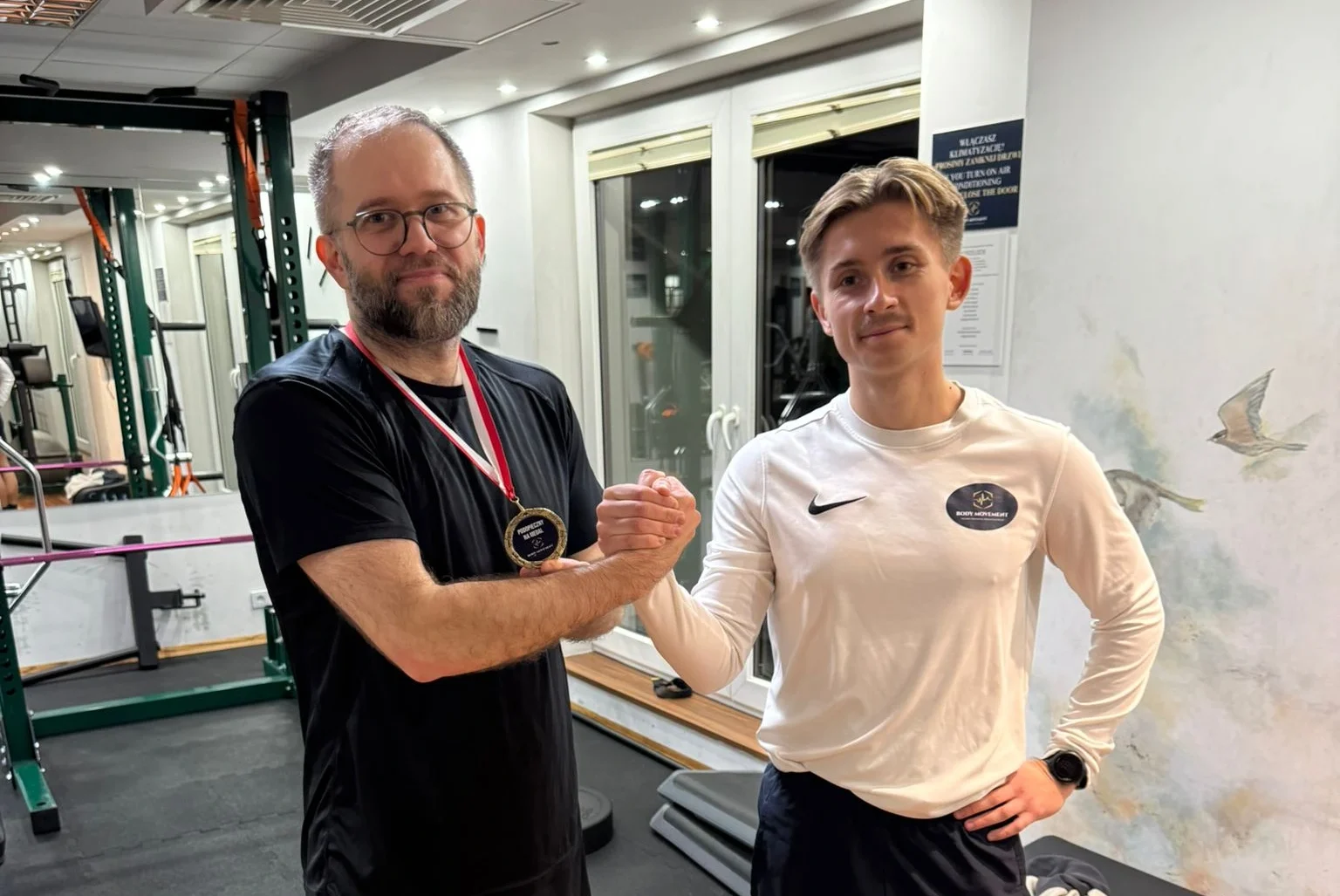 trener personalny Sukces podopiecznego – siła i masa mięśniowa | Body Movement, Warszawa – trening siłowy podopiecznego w studiu Body Movement