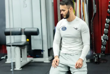 Trener personalny koryguje technikę ćwiczenia podczas treningu 1:1