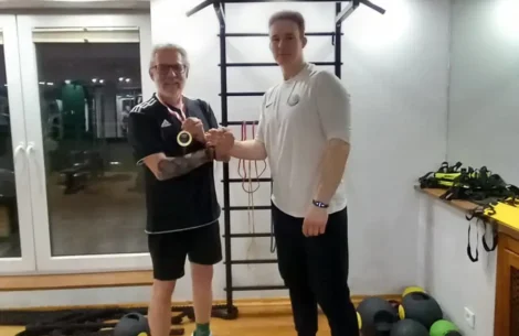 Pan Andrzej podczas treningu siłowego z Trener Personalny Body Movement Warszawa Ursynów