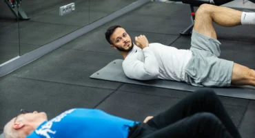 Ból pleców od siedzenia przy biurku – jak się go pozbyć. Cwiczenia indywidualne warszawa