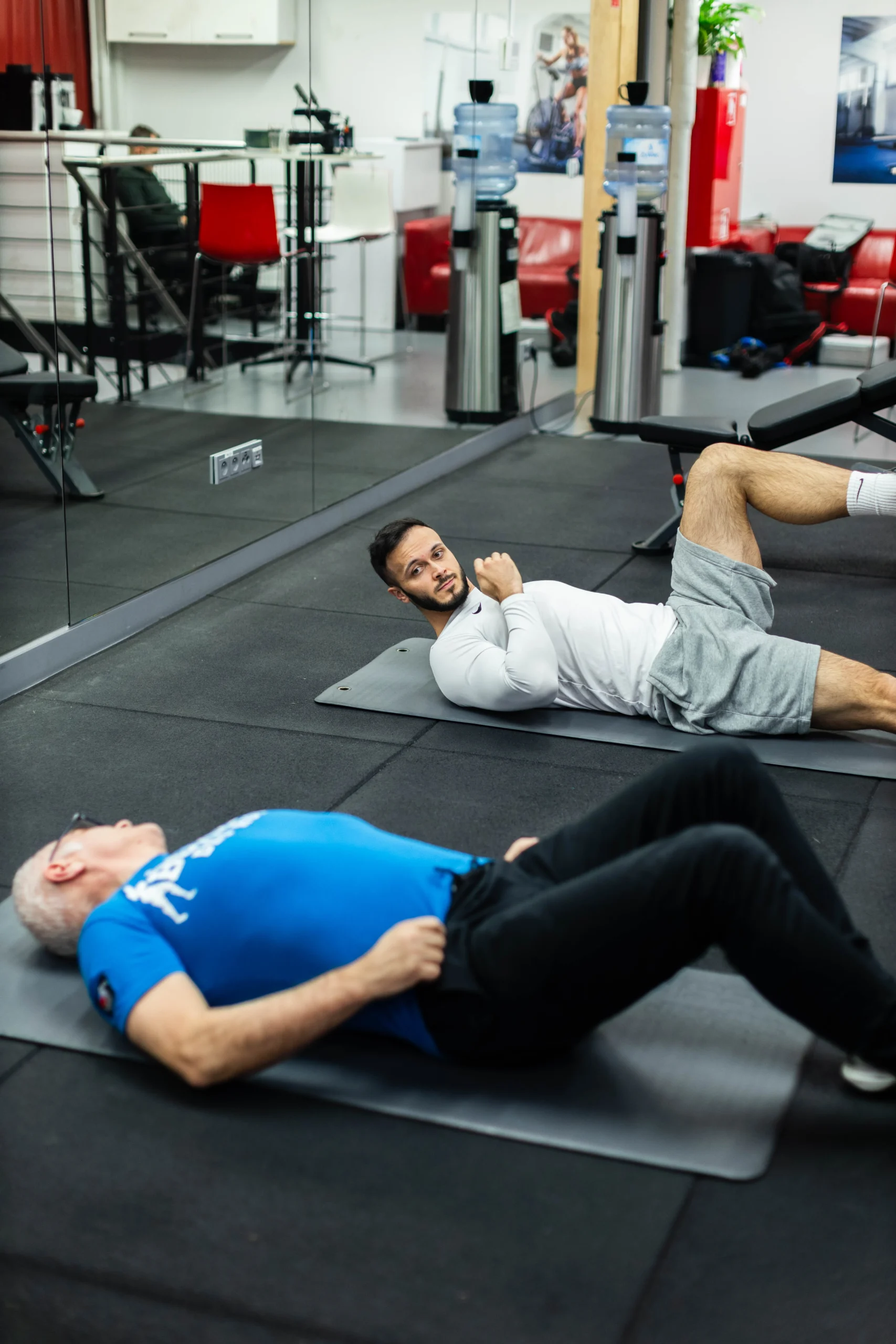Ból pleców od siedzenia przy biurku – jak się go pozbyć. Cwiczenia indywidualne warszawa