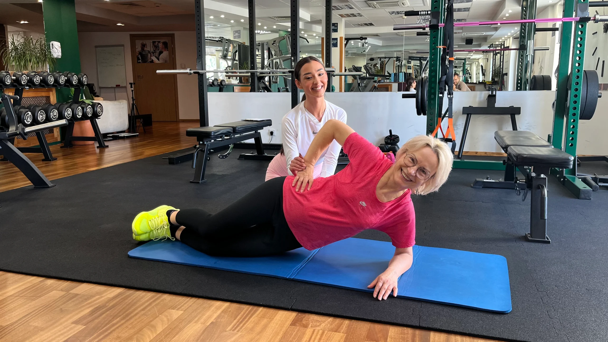 trener personalny wspiera podopiecznego podczas treningu w Warszawie