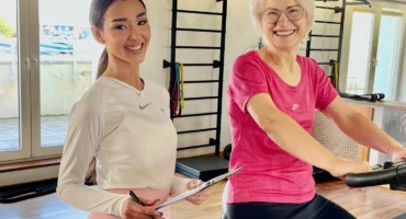 trener personalny Warszawa omawia dietę i plan treningowy z klientem