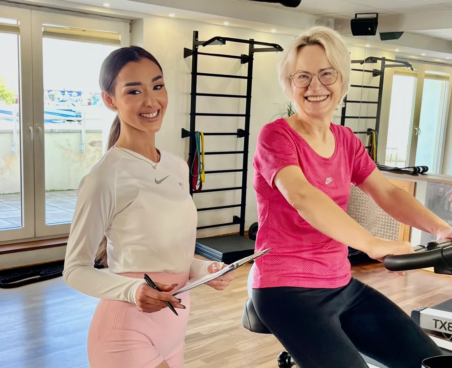 trener personalny Warszawa omawia dietę i plan treningowy z klientem