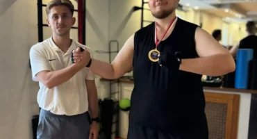 Bartek z trenerem po treningu personalnym w Body Movement Ursynów