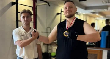 Bartek z trenerem po treningu personalnym w Body Movement Ursynów