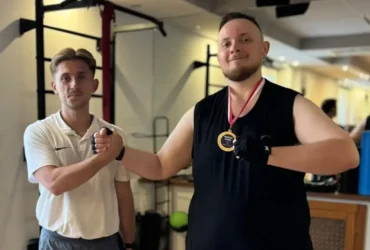 Bartek z trenerem po treningu personalnym w Body Movement Ursynów