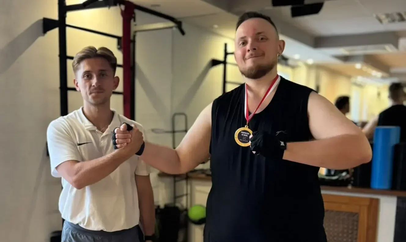 Bartek z trenerem po treningu personalnym w Body Movement Ursynów