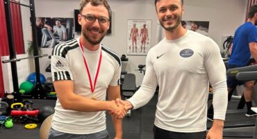 Zdjęcie Dymytro z trenerem Jakubem: Dymytro z trenerem Jakubem podczas treningu personalnego 1:1 w Body Movement. Regularna praca nad siłą i sprawnością przełożyła się na mierzalny progres siłowy.