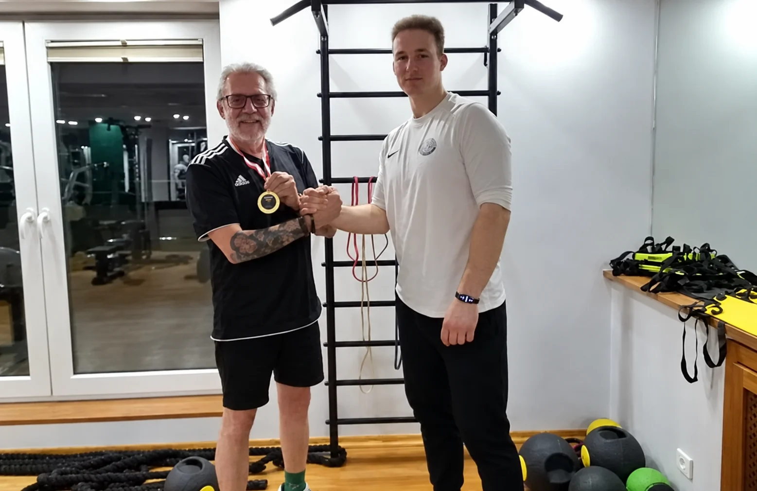 Pan Andrzej z trenerem w studiu Body Movement Ursynów